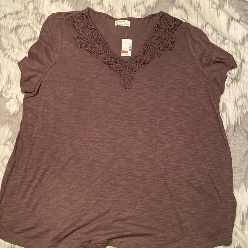 V neck tee with pattern